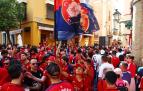 Aficionados rojillos en la calle Rodrigo Caro de Sevilla