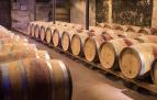 Barriles de vino en una bodega
