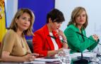 La ministra de Política Territorial y portavoz del Gobierno, Isabel Rodríguez (c); la titular de Educación y Formación Profesional, Pilar Alegría (d), y la titular de Transportes, Movilidad y Agenda Urbana, Raquel Sánchez durante la rueda de prensa posterior a la reunión del Consejo de Ministros