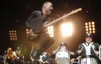 Sting salta en el concierto de despedida de The Police en Nueva York en 2008, en el que participaron tambores del cuerpo de policía de la ciudad
