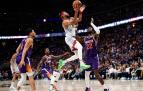 Bruce Brown, de Denver, entra a canasta entre los defensas de Phoenix