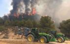 Dos tractores con aperos preparados para realizar cortafuegos durante el incendio forestal de julio del año pasado en Carcastillo