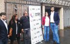 Begoña Alfaro y Carlos Guzman (dcha.), números 1 y 2 de Contigo Navarra al Parlamento foral, en el centro de salud del Casco Viejo de Pamplona