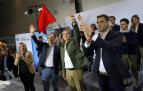Amelia Salanueva, Carlos García Adanero, Alberto Núñez Feijóo y Javier García, saludando a los asistentes al terminar el mitin que celebró el PP en el Baluarte