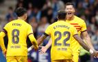 El delantero polaco del FC Barcelona Robert (d) Lewandowski celebra su segundo gol