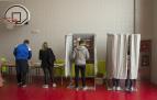 Electores de diferentes edades eligen su voto durante las últimas elecciones forales