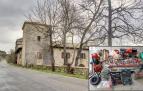 Palacio de Elio, en Ciriza, y cajas de herramientas, azadas, rastrillos e incluso cascos de obra, entre otros objetos