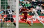 El delantero del Sevilla En-Nesyri (c) se va de Clerc, del Elche