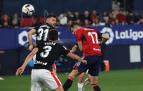 Ante Budimir remata el centro de Jon Moncayola que terminó siendo el 1-0