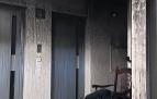 Así quedó el rellano y las escaleras de la planta afectada por el incendio
