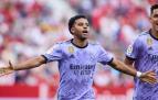 Rodrygo celebra uno de sus dos goles ante el Sevilla que han permitido remontar al Real Madrid
