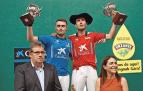 El podio, con los dos finalistas y las autoridades, en el Labrit