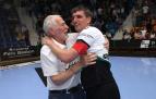 Mintxo Ibarrola, delegado del Helvetia Anaitasuna, abraza de forma sentida a Carlos Chocarro, en el día de su despedida