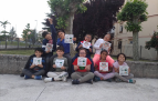 Participantes en el 'Laboratorio de creatividad y multijuegos' de COworkids con los pictagramas colocados en Pamplona.