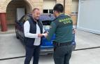 Un agente de la Guardia Civil entrega a su dueño el vehículo robado