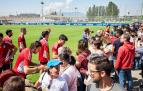 Los jugadores de Osasuna firman autógrafos tras finalizar la sesión de este miércoles en Tajonar