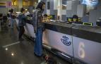 Clientes y empleados en una oficina de Correos de Madrid. Ya puede solicitarse hasta el 13 de julio el voto a distancia para el 23-J