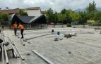 Operarios montan una nueva carpa después de que la lluvia destrozase el escenario preparado para la fiesta del sábado en Imárcoain