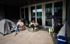 Fans del cantautor y artista madrileño Alejandro Sanz hacen fila, desde este jueves, para el concierto del sábado en el Navarra Arena