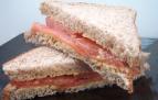 Sandwich integral de salmón y mostaza