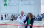 Javier Buil, con su mujer y su hijo, cortando la cinta de inauguración de Love Caravaning, en Beriáin