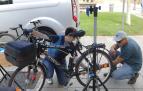 Asistentes resolvieron dudas y trabas de sus bicicletas en la Plaza del Castillo