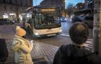 Una villavesa en huelga, ayer a las siete de la tarde en la plaza de Merindades de Pamplona.