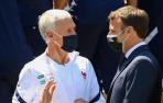El seleccionador francés, Didier Deschamps, charla con el presidente de Francia, Emmanuel Macron.