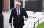 Boris Johnson camino a una rueda de prensa