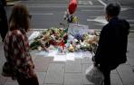 Vista de las flores y los mensajes dejados en el lugar en el que fue asesinado Samuel Luiz