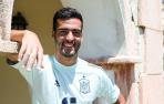 Un sonriente Mikel Merino posa después de la entrevista que concedió a Diario de Navarra, en el hotel de concentración de la selección olímpica en Benidorm