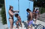 Arantxa Jericó López junto a un grupo de niños que participan en el campamento de COwordiks. Es obligatorio ducharse antes de bañarse