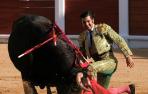 El diestro Morante de la Puebla con su primer toro en Gijón