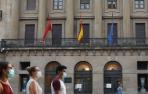 Varias personas caminan ante la fachada del Palacio de Navarra, sede del Gobierno foral, en la Avenida Carlos III