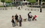 Personas con mascarilla en la Plaza del Castillo de Pamplona
