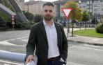 El alcalde de Zizur Mayor, Jon Gondán, junto al puente y arco sobre la A-12, autovía que parte en dos  la localidad