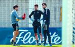 Sergio Herrera y Juan Pérez charlan con Richard Sanzol en la banda mientras se desarrolla el entrenamiento