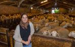 Irache Echeverría Garín, con el ganado de ovino de leche de su explotación familiar en Legaria.