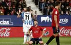 El centrocampista de la Real Sociedad, Mikel Merino (detrás) celebra la consecución del primer gol de su equipo ante Osasuna