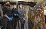 Marimar Navarro, Elena Huerta y Alicia Ancho junto a la obra Gitano durante su restauración