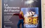 Sofía Esparza, posando junto al cartel de 'La tabernera del puerto'