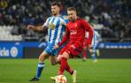 Ontiveros protege el balón en una de las acciones que protagonizó en Riazor