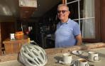 Alberto Arrieta Artaiz, de 67 años, en el ventanal del restaurante Gau Txori desde el que sirve los cafés gratis a los ciclistas en Año Nuevo
