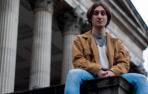 Martín Esparza Iaizzo frente a la fachada del edificio central de la UCL