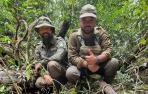 Fernando Gómez, a la izquierda, posa junto al guarda corellano Enrique Pérez con una anaconda verde en la zona del río Gálvez peruano