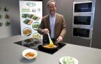 Daniel Palacio Ochoa, consejero delegado de Tutti Pasta, prepara algunos de los platos de la marca en  la cocina de la empresa