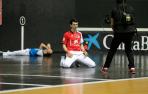 Jokin Altuna, arrodillado, nada más conseguir la primera victoria en la liguilla de cuartos del Manomanista