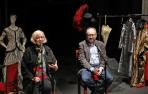 Grego Navarro, gerente del Teatro Gayarre, durante la rueda de prensa junto al dramaturgo Víctor Iriarte, creador de Crónica de un aniversario, acto central conmemorativo