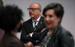El consejero de Educación, Carlos Gimeno (PSN), tras su antecesora, María Solana (Geroa Bai).