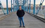 Sergio Sola sobre el Walnut Street Bridge situado en Downtown Chattanooga
